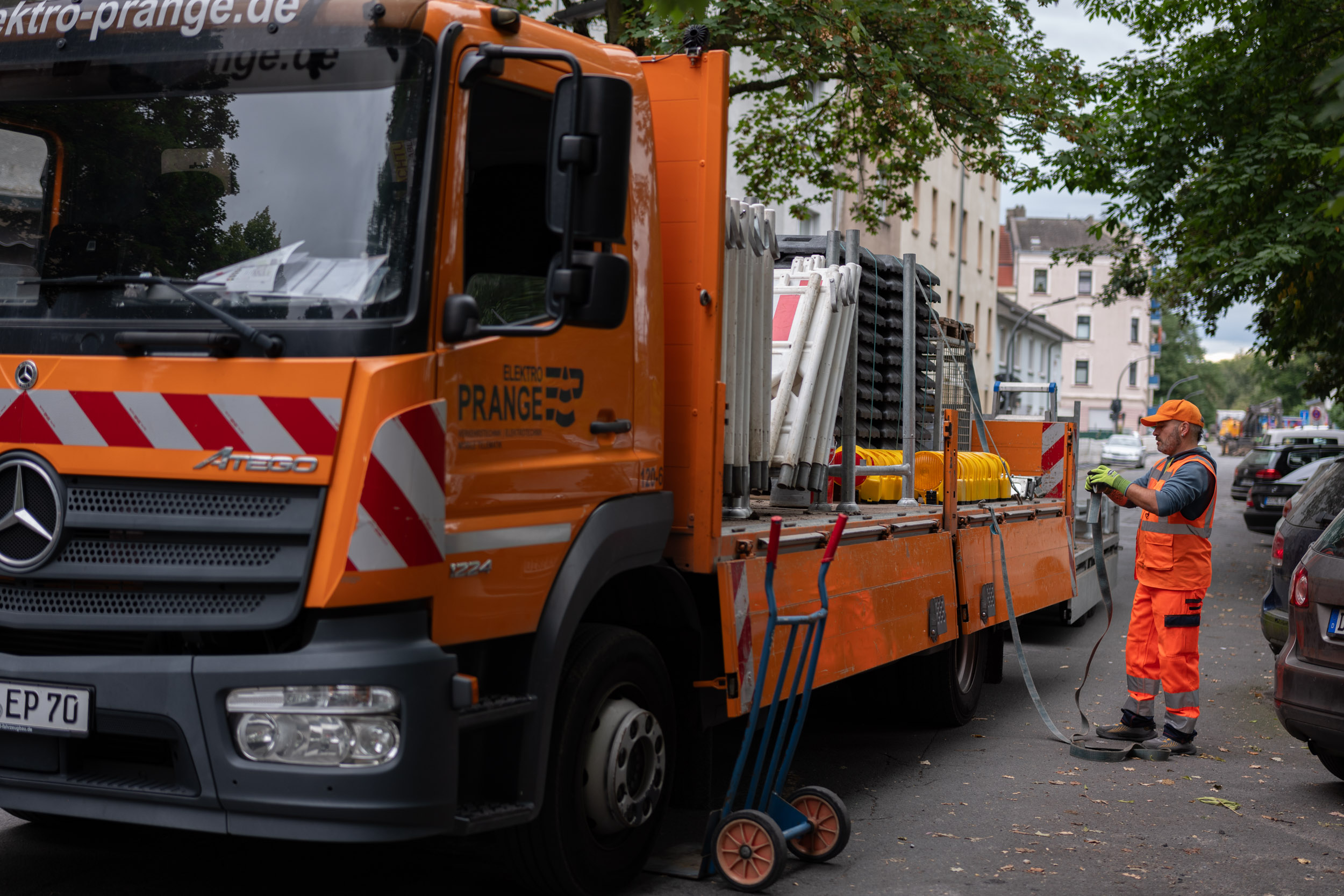 LKW zur Verkehrssicherung in Dortmund mit einer Person davor. Der LKW wird grade entladen.